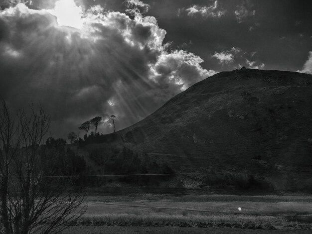 Photo scenic view of landscape against cloudy sky