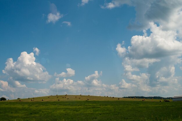 Photo scenic view of landscape against cloudy sky