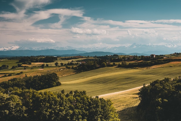 Photo scenic view of landscape against cloudy sky