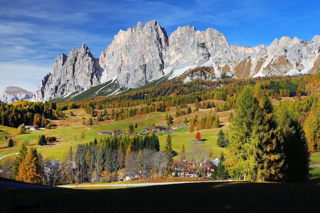 Foto la vista panoramica del paesaggio contro le montagne