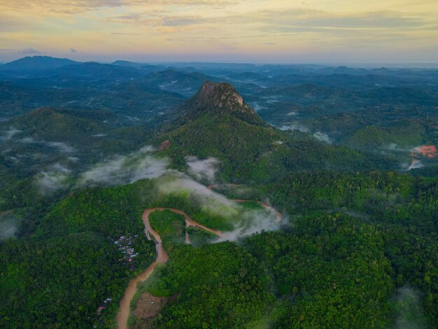 Foto vista panoramica del paesaggio contro il cielo durante il tramonto a borneo