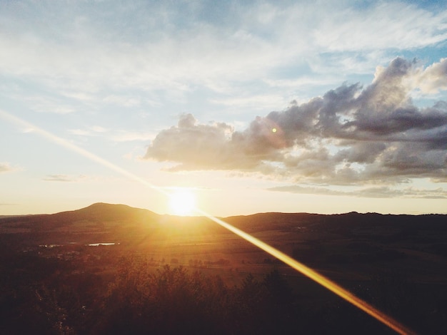 Photo scenic view of landscape against sky during sunset