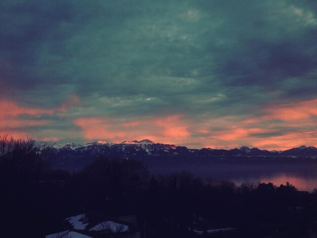 Photo scenic view of landscape against sky during sunset