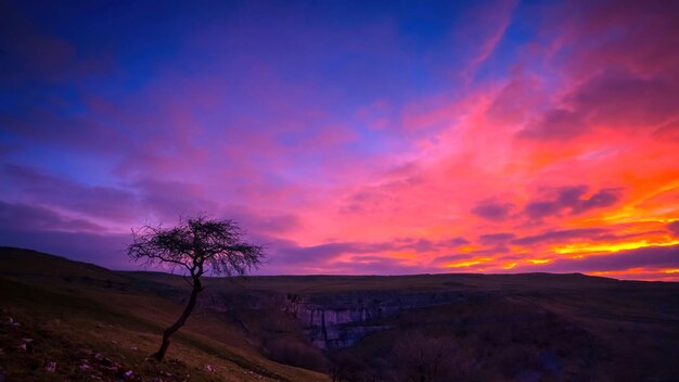 Photo scenic view of landscape against sky during sunset