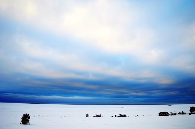 Photo scenic view of landscape against sky during winter