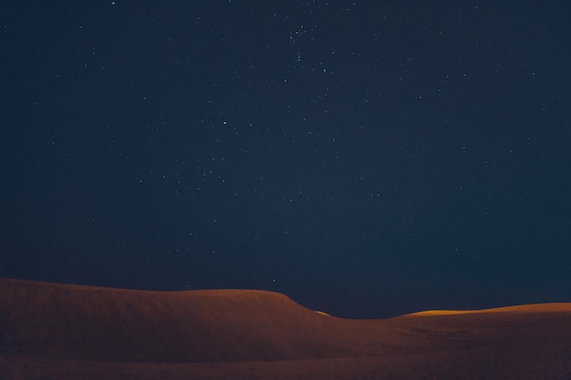 Photo scenic view of landscape against sky at night