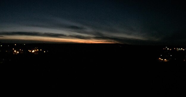 Foto vista panoramica del paesaggio contro il cielo di notte.