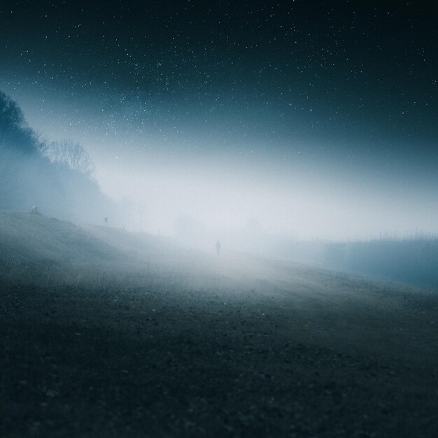 Photo scenic view of landscape against sky at night