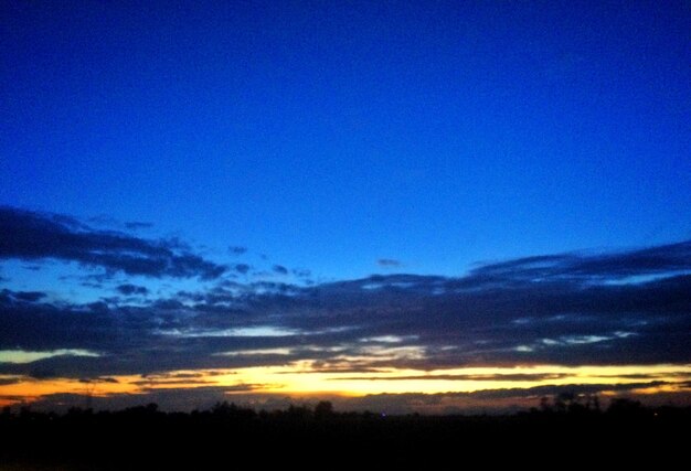 Photo scenic view of landscape against sky at sunset