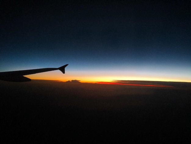 Вид на пейзаж на фоне неба при заходе солнца