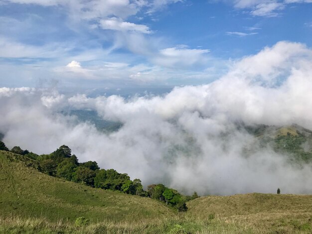 Foto vista panoramica del paesaggio contro il cielo con le nuvole