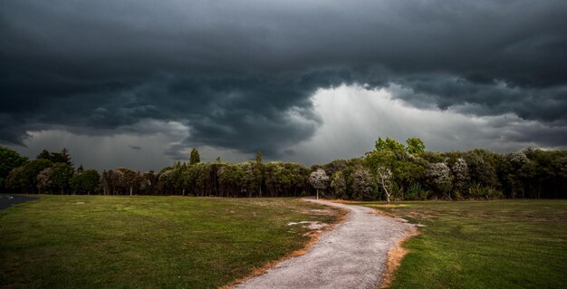 Foto vista panoramica del paesaggio contro le nuvole di tempesta