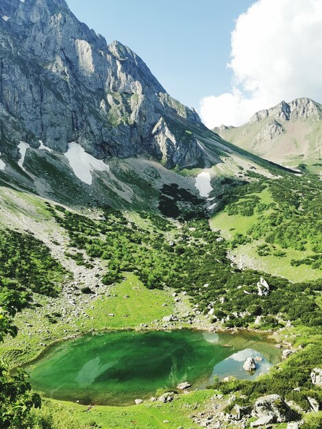 Foto vista panoramica del paesaggio e di un lago alpino