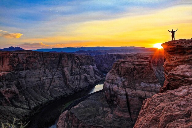 Foto la vista panoramica del paesaggio al tramonto