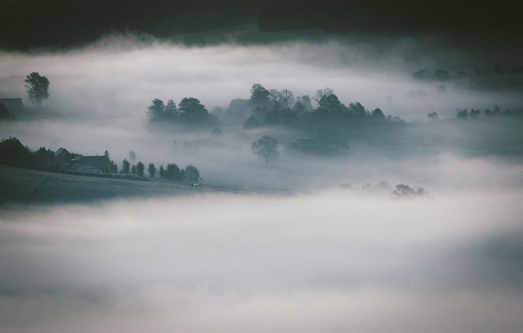 Photo scenic view of landscape in foggy weather