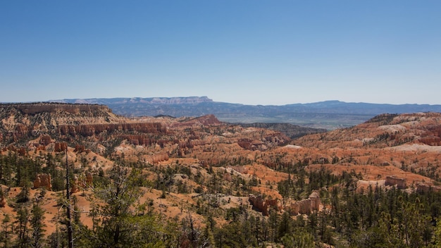 Photo scenic view of landscape and mountains against clear sky