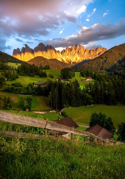 Vista panoramica del paesaggio e delle montagne contro il cielo