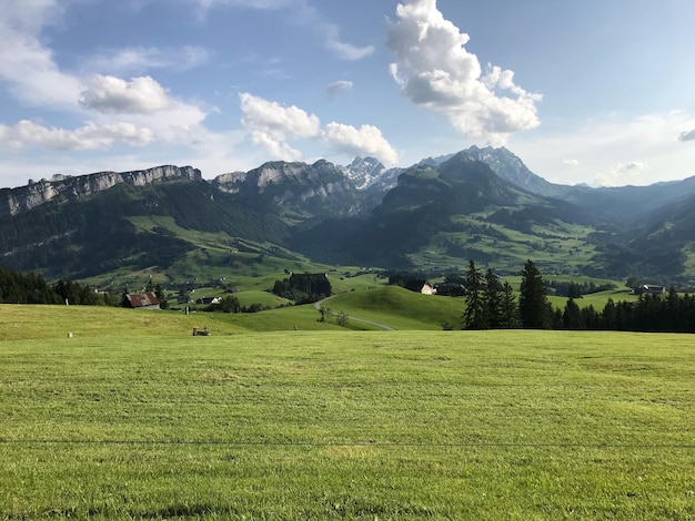 Photo scenic view of landscape and mountains against sky