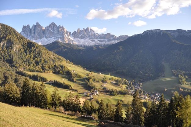 Foto vista panoramica del paesaggio e delle montagne sul cielo