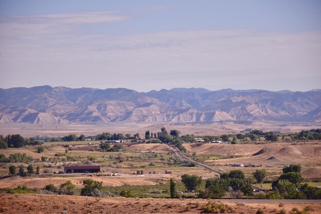 Photo scenic view of landscape and mountains against sky