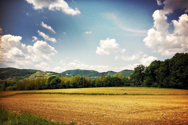 Photo scenic view of landscape and mountains against sky