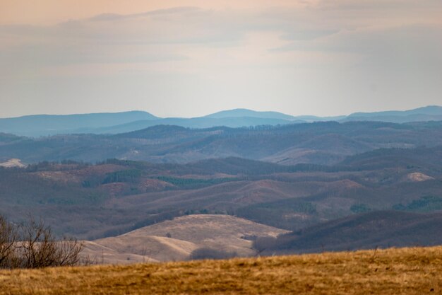 Photo scenic view of landscape and mountains against sky