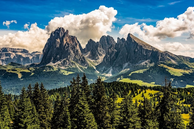 Photo scenic view of landscape and mountains against sky