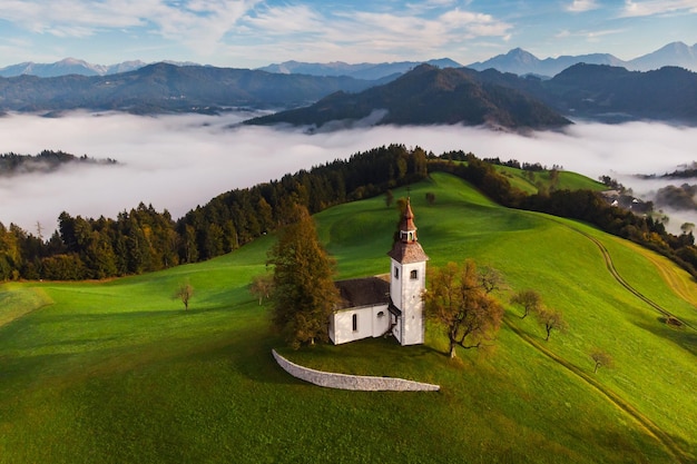 Photo scenic view of landscape and mountains against sky