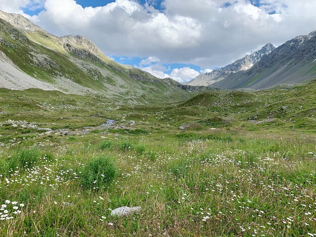 Foto vista panoramica del paesaggio e delle montagne sul cielo