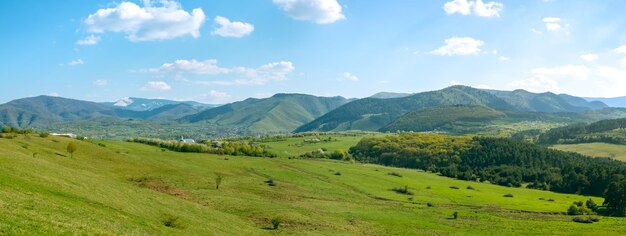 Photo scenic view of landscape and mountains against sky