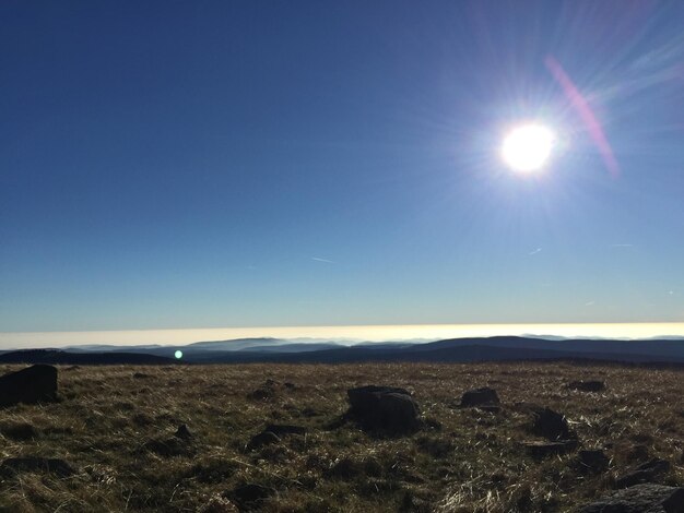 Foto vista panoramica del paesaggio e del mare sul cielo blu in una giornata di sole