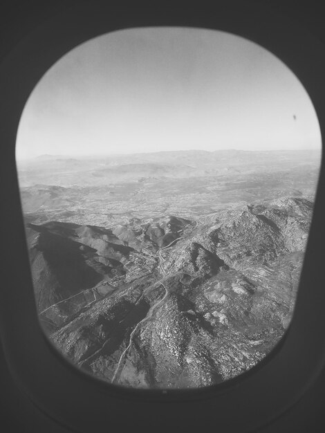 Photo scenic view of landscape seen through airplane window