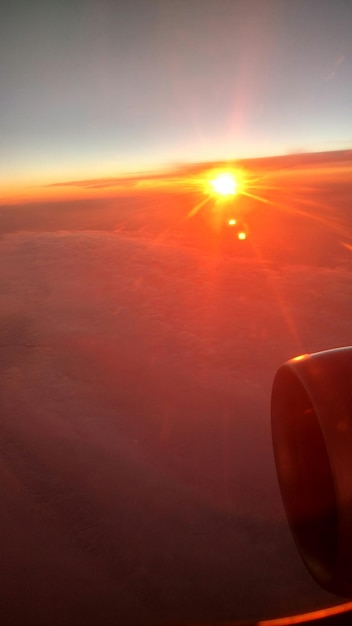 Foto la vista panoramica del paesaggio al tramonto