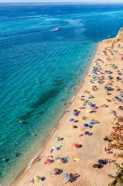 Живописный вид на главный пляж в Тропее, морской курорт, расположенный в заливе Святой Евфимии, часть Тирренского моря, Калабрия, Италия.