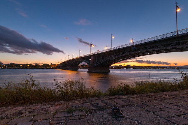 Photo scenic view of mainz with illuminated theodor heuss bridge against sky at night