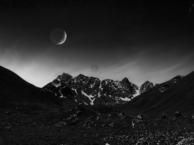 壯觀的山脈在夜空的背景下