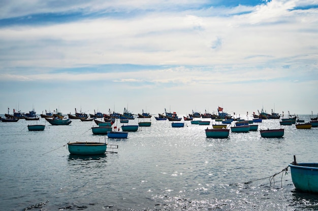 어촌 판 티엣(Phan Thiet)에 있는 많은 보트의 아름다운 전망