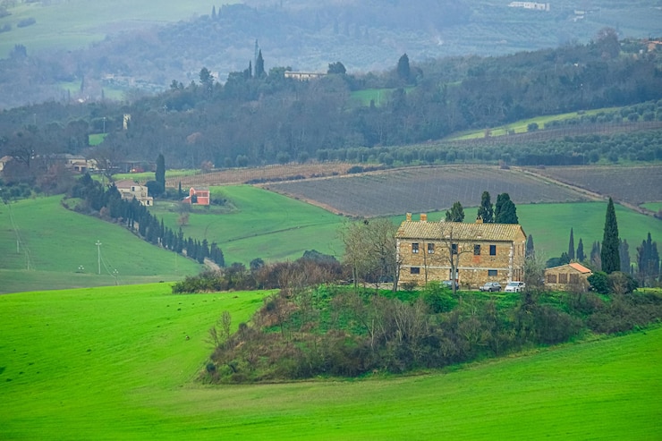Photo 산 퀴리코 도르시아(san quirico dorcia) 초원 도로와 마을의 아름다운 전망