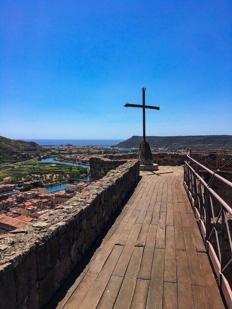 Foto vista panoramica della moschea contro un cielo blu limpido