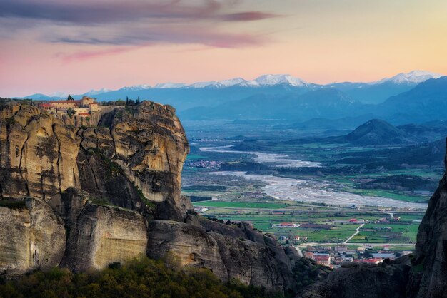 Photo scenic view of mountain against cloudy sky