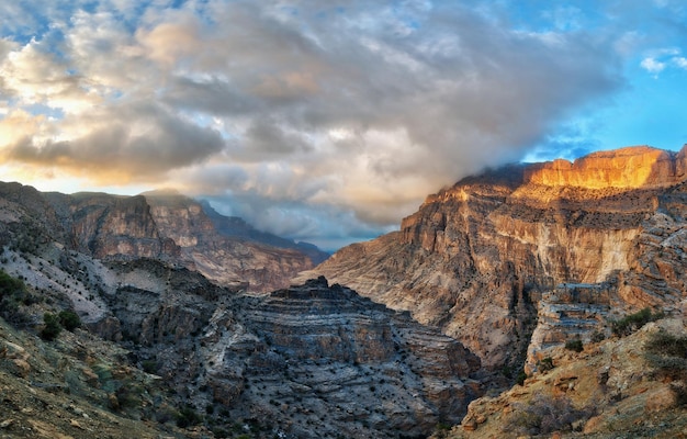 Foto vista panoramica della montagna contro un cielo nuvoloso