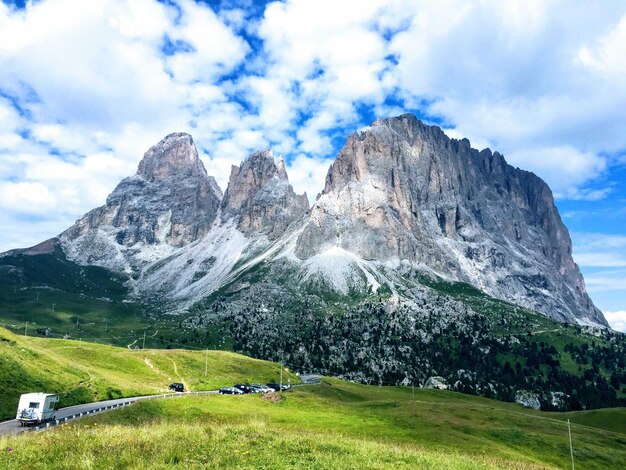 Foto la vista panoramica della montagna contro un cielo nuvoloso