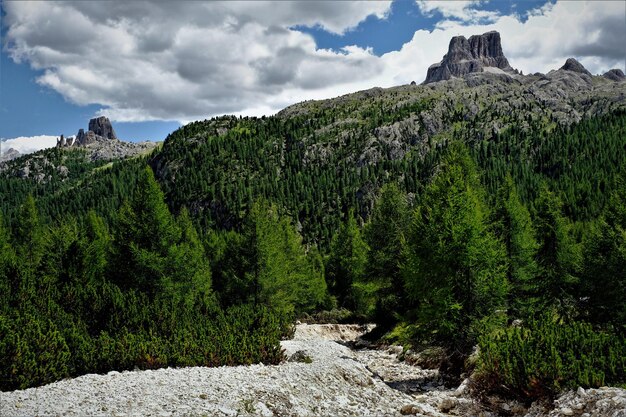 Photo scenic view of mountain against cloudy sky