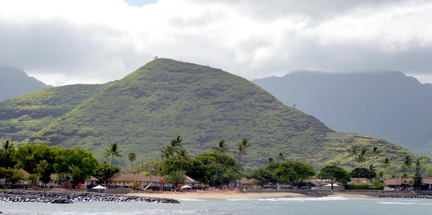 Photo scenic view of mountain against cloudy sky