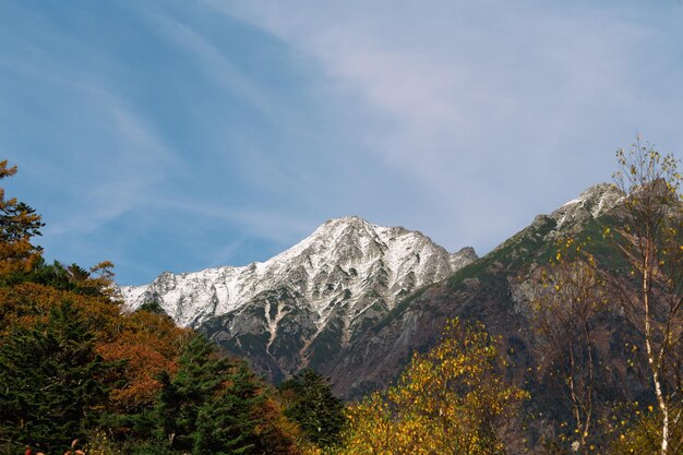 Photo scenic view of mountain against sky during autumn