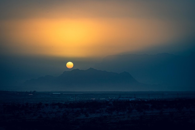 Photo scenic view of mountain against sky during sunset