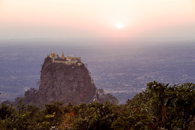 Photo scenic view of mountain against sky during sunset