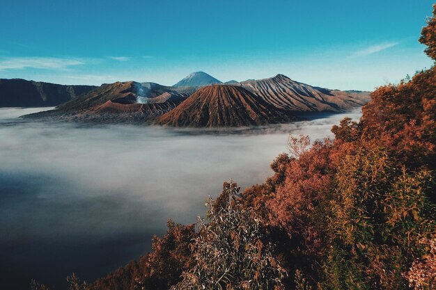 Foto la vista panoramica della montagna contro il cielo