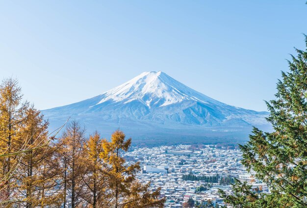 空に照らされた山の景色