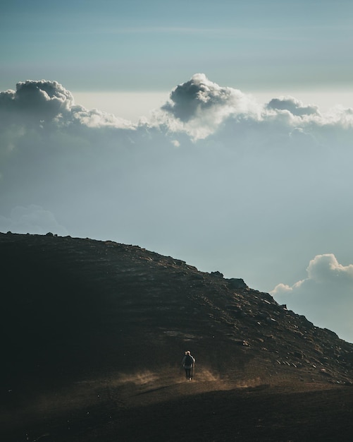 Foto la vista panoramica della montagna contro il cielo